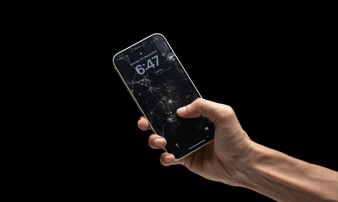 dettaglio di un dito che cerca di premere un pulsante non funzionante su uno smartphone