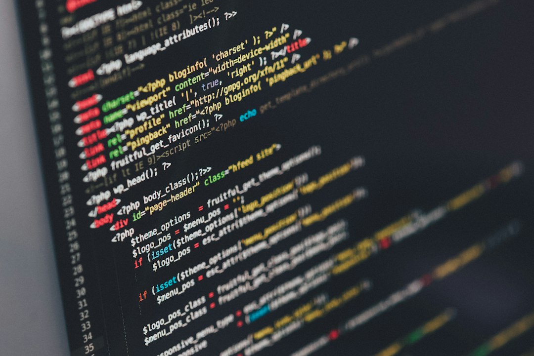 Dettaglio di una persona che ottimizza il codice di un sito WordPress